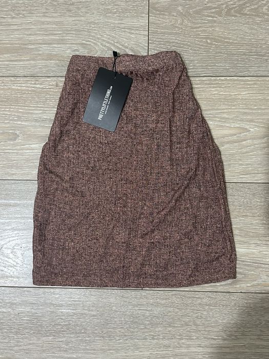 спідниця від бренду PrettyLittleThing