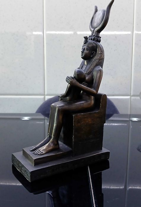 Artesanato Egípcio: Estatueta da deusa Ísis a amamentar Hórus bebé