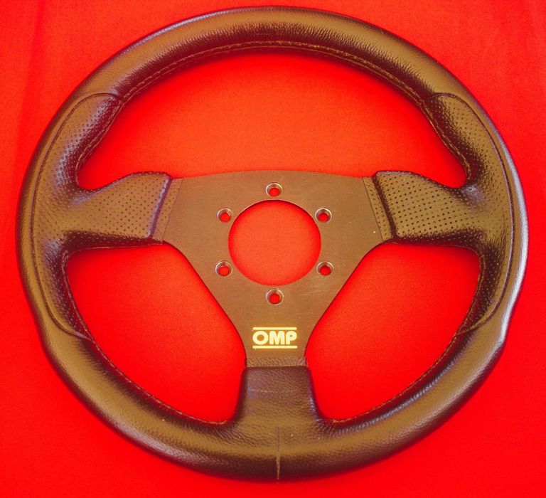 Volante Desportivo OMP Trecento – Poliuretano / Original "Made in Italy" (Excelente Estado / Pouco Uso)