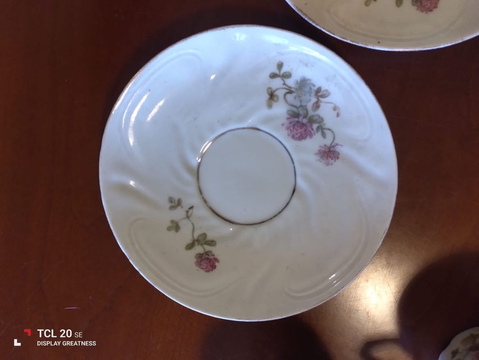 Conjunto de quatro chávenas com pires, bule e leiteira