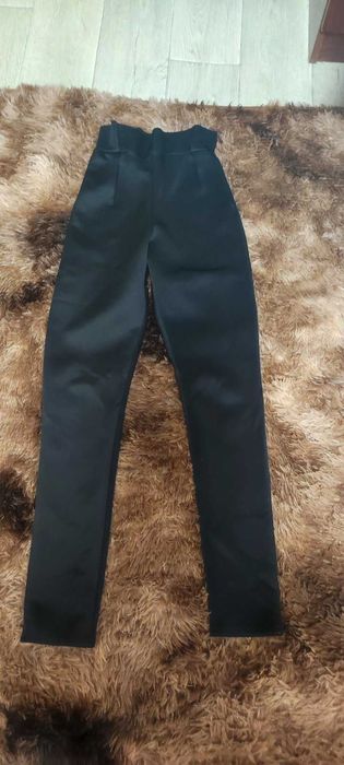 Брюки з високою посадкою