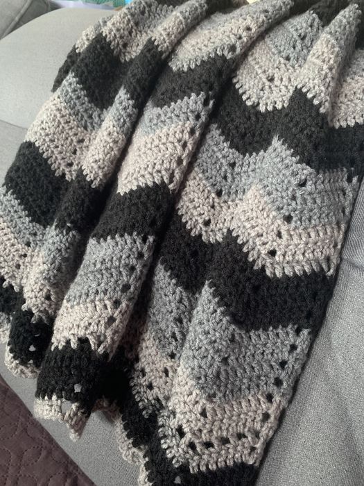 Koc rękodzieło na szydełku mięciutki i bardzo przyjemny