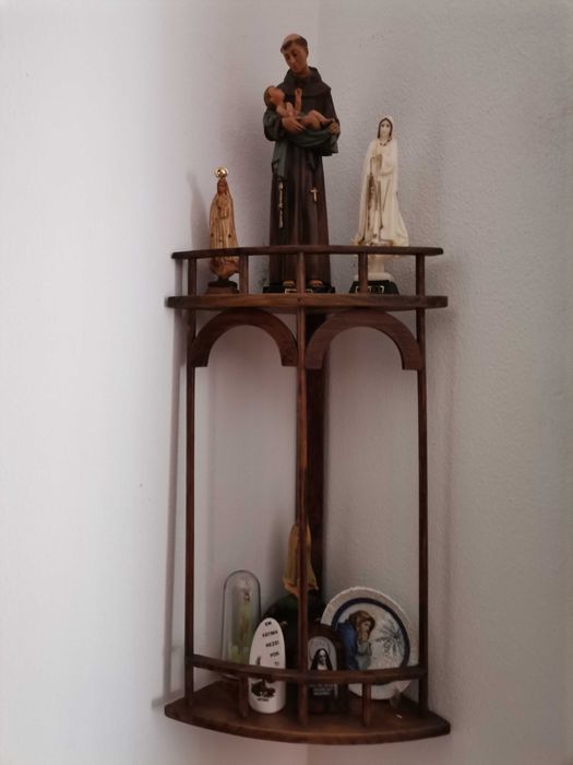 Oratório de parede em madeira