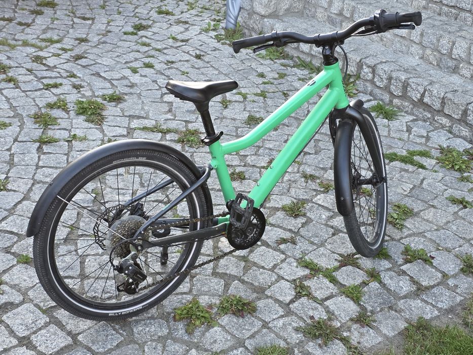 Woom 4 Explore Zielony z błotnikami i nóżką hamulce tarczowe