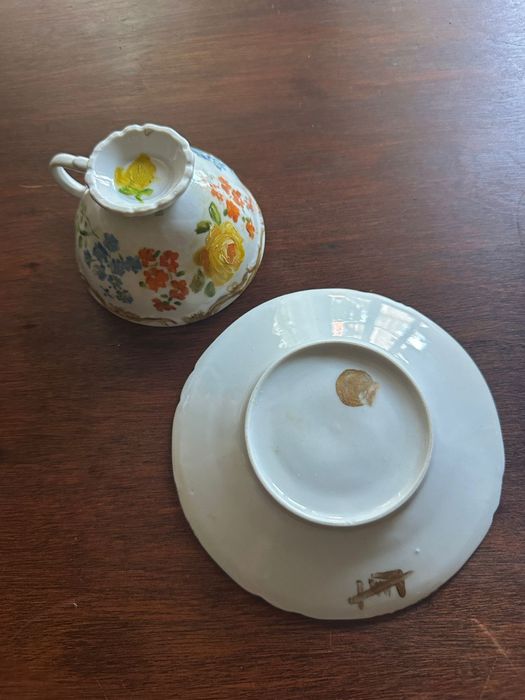 Conjunto de chávena e pires pintados à mão