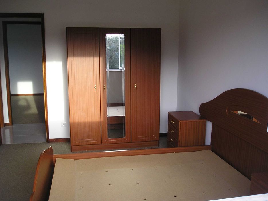 Aluga-se T3 no primeiro andar de uma vivenda rústica.