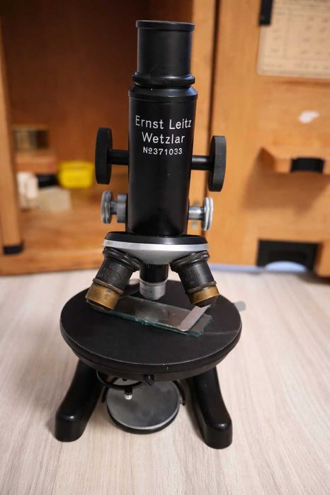 Mikroskop Ernst Leitz Wetzlar –  z drewnianą skrzynką z 1943 roku.