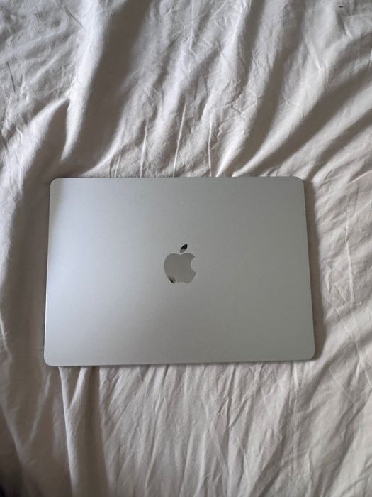 Apple MacBook Air 13.6" z procesorem M2 в kolorze srebrnym (Silver).