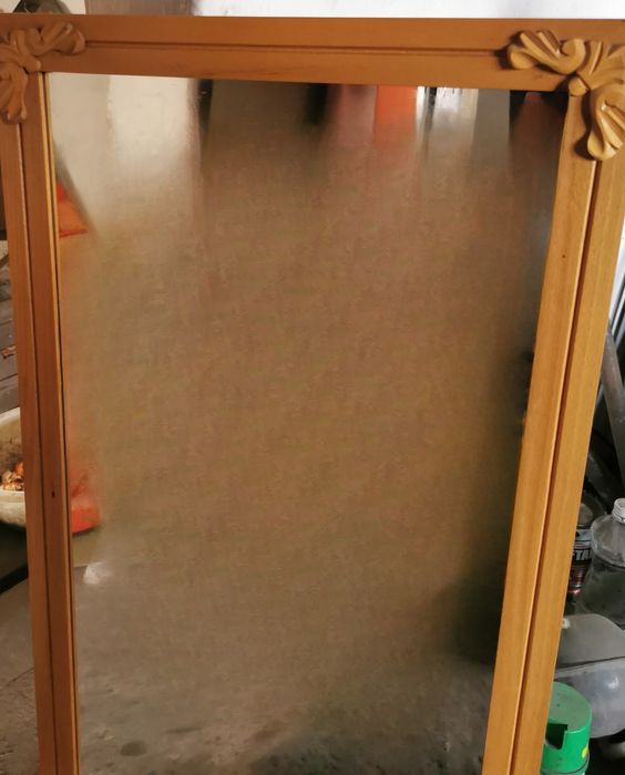 Lustro z drewnianą ramą