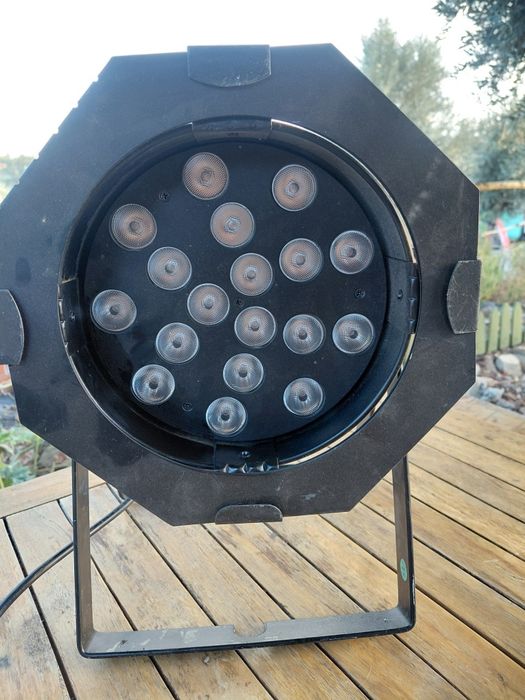 Projector Par 64 Cameo (Adam Hall) 18 Leds x 3 W RGB  ref.CLP64TRI3WBS
