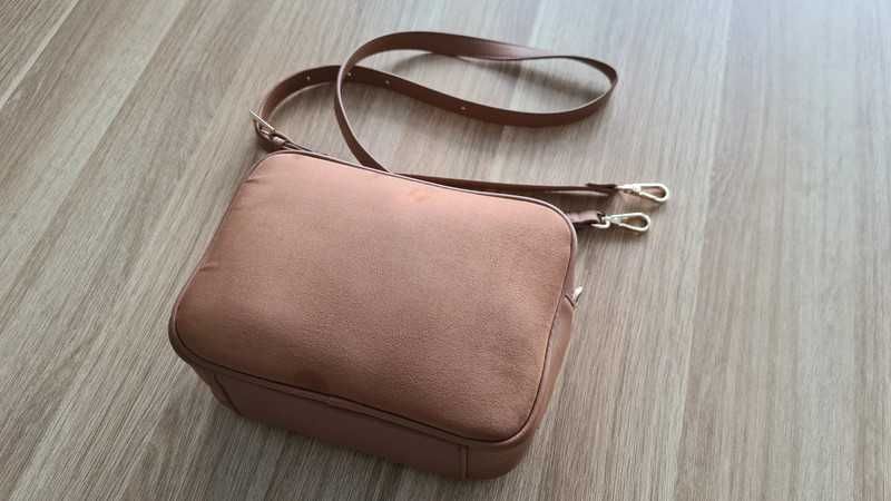 Brązowa mała torebka listonoszka damska Reserved