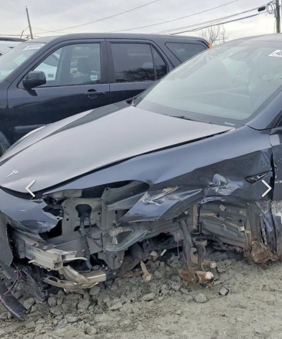 Продам Tesla Y .