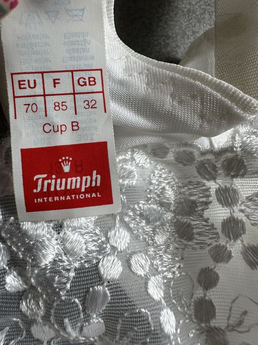Biały stanik Triumph na fiszbinach. Rozm. 70 B