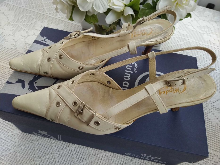 Sapatos cremes, muito elegantes - Tamanho 37
