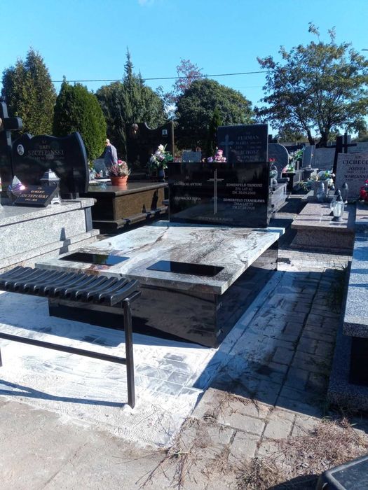 Nagrobki, Pomniki kompozytowe z montażem