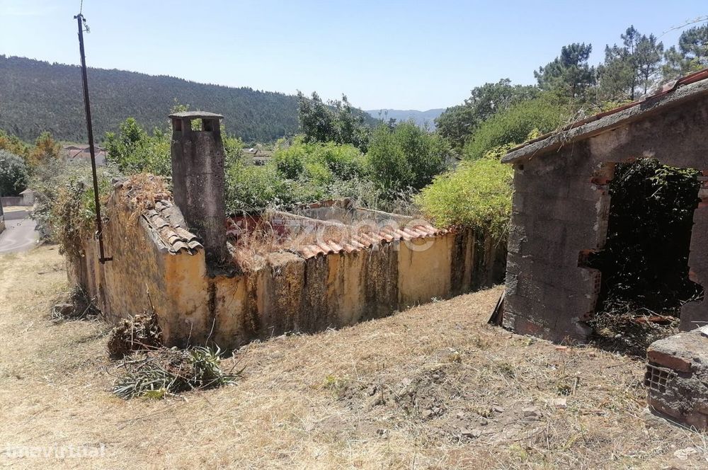 Ruína com 3.355 m² de Terreno Urbanizável junto às Piscinas da Frag...