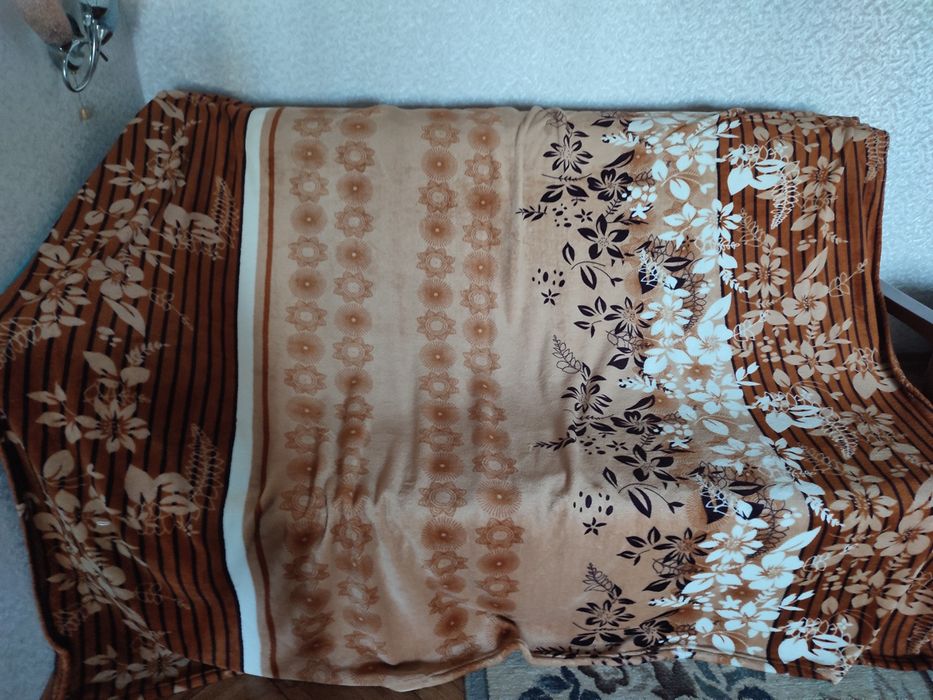 Продаю   покрывало.микрофибра. И 2 пледа