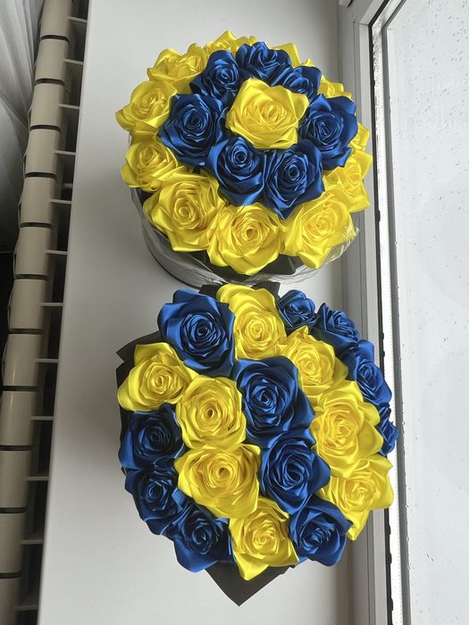 Квіти в коробці з атласних стрічок