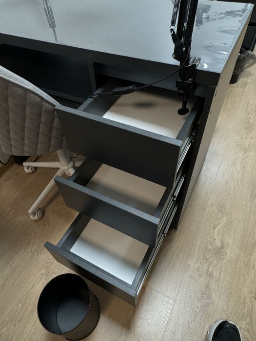 стіл для майстра манікюру, школяра або під туалетний столик