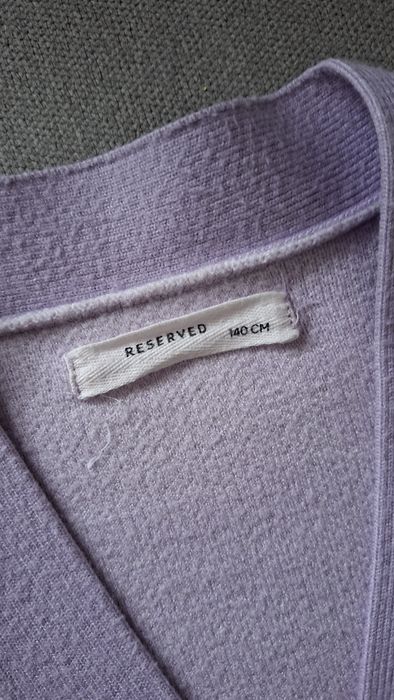 Fioletowy sweter reserved w rozmiarze 140.