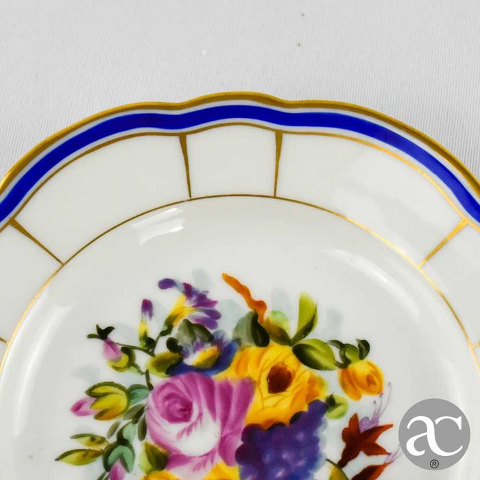 Prato em porcelana Vista Alegre, pintado à mão