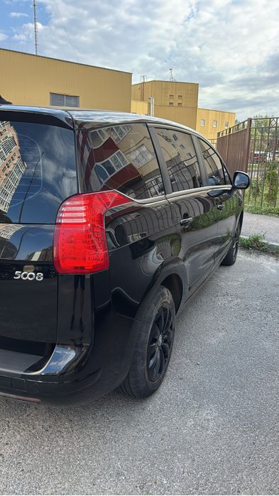 Peugeot     5008