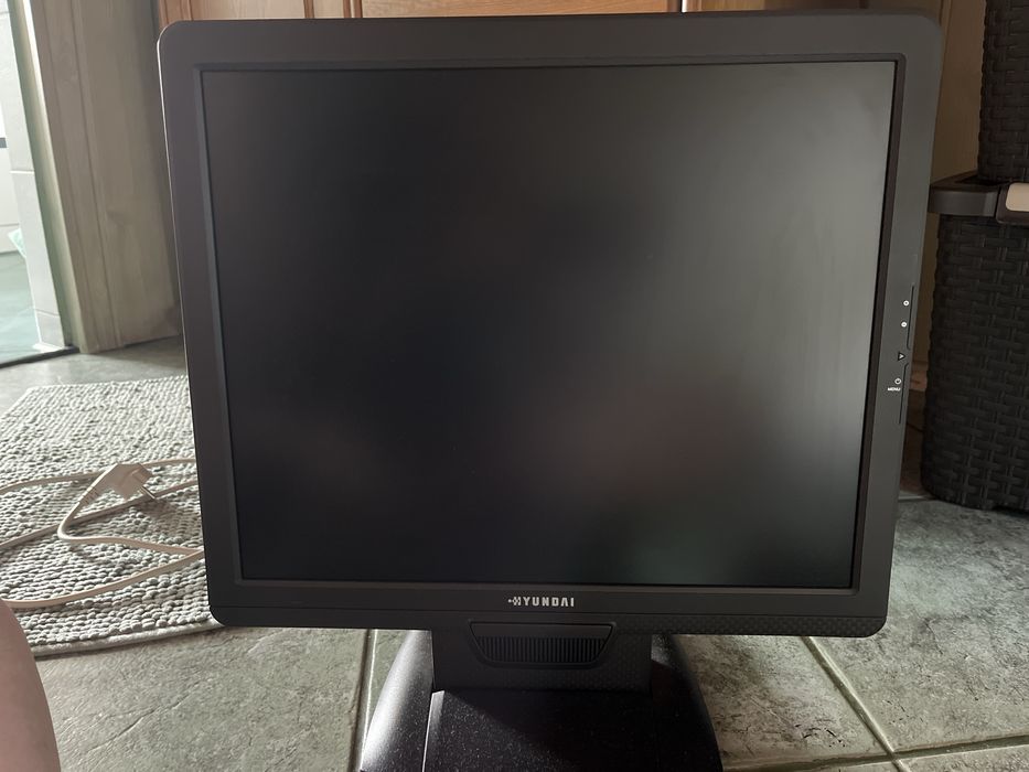 Monitor Hyundai z 2007 roku.