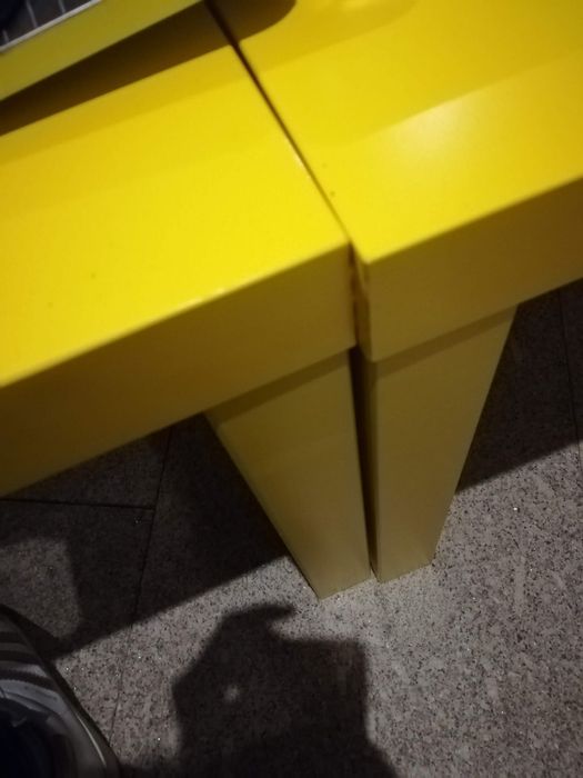 Mesas de apoio amarelas