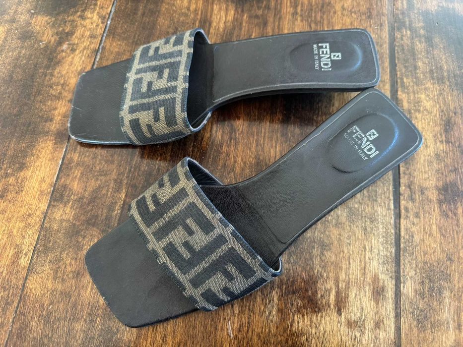 UNIKAT - Klapki od projektanta FENDI r.40