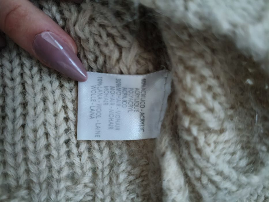 Ciepły sweter z golfem – beżowy