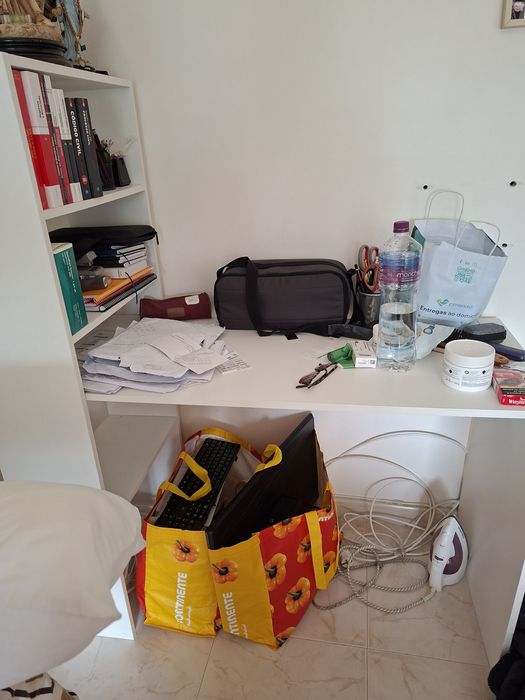 Secretária e estante com cadeira