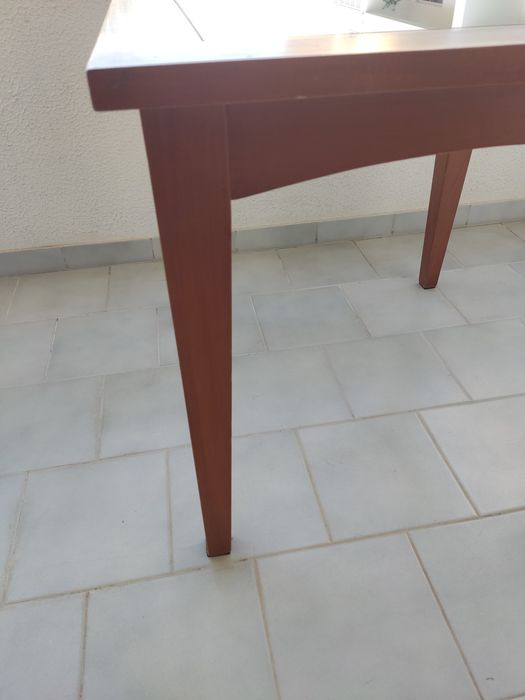 Mesa quadrada de madeira com tampo em vidro, medidas 60 x 60  cm