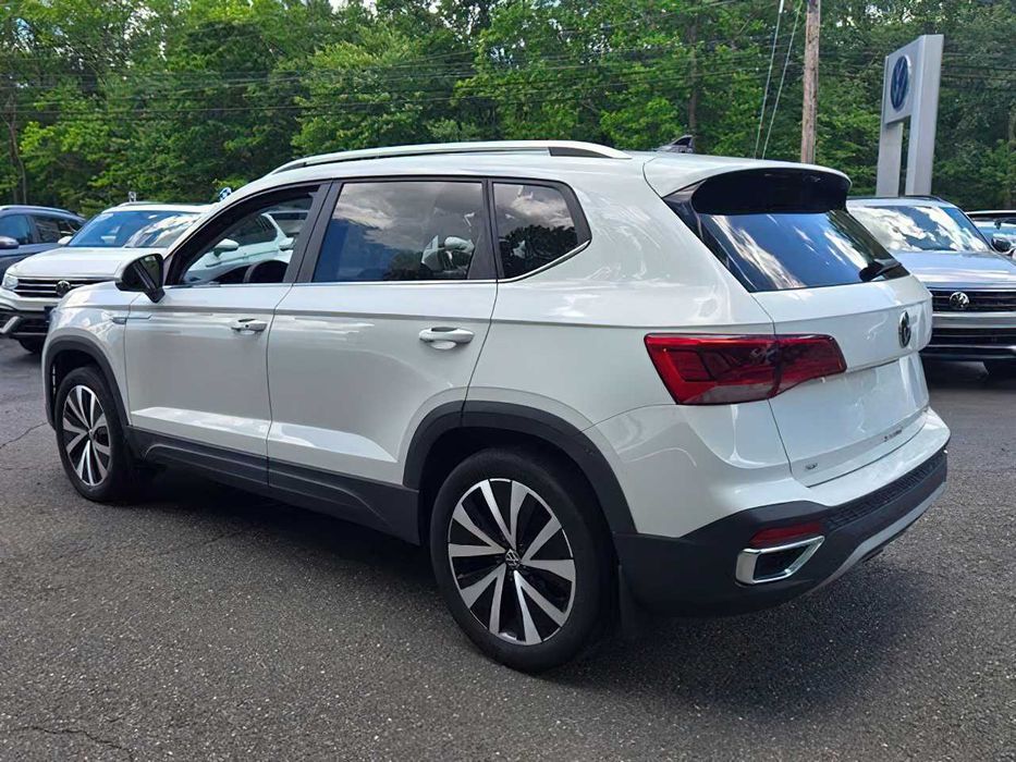 Volkswagen Taos      2024