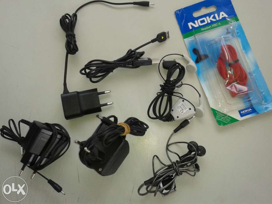 Bolsas, carregadores de telemóveis.