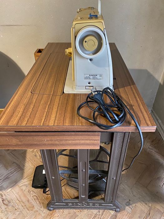 Máquina de costura Singer com móvel