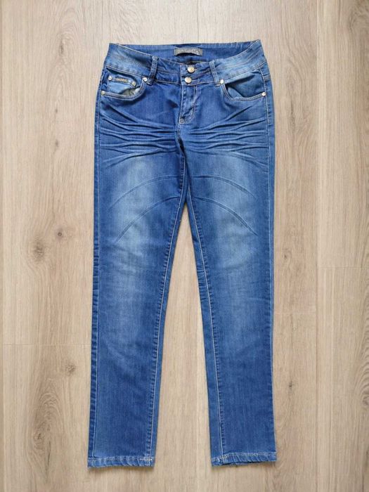 Nowe jeansy straight z przetarciami marki Dalat's