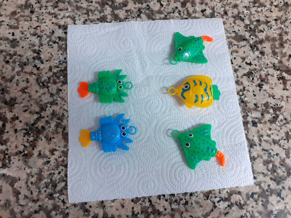 Conjunto de peixes de plástico