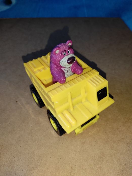 Miś Tuliś z filmu Toy Story w żółtym autku.
Zabawka kompletna, sprawna