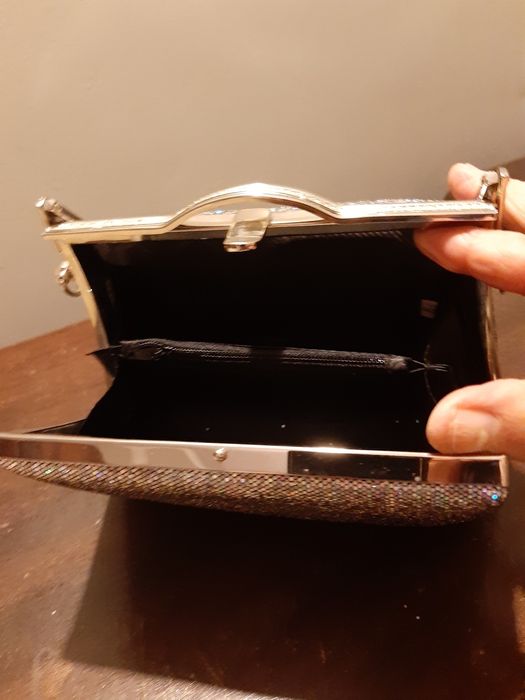 Pochete brilhante prateada NOVA