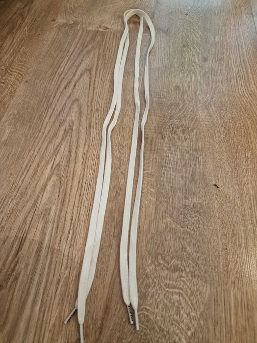 Białe sznurówki lotto