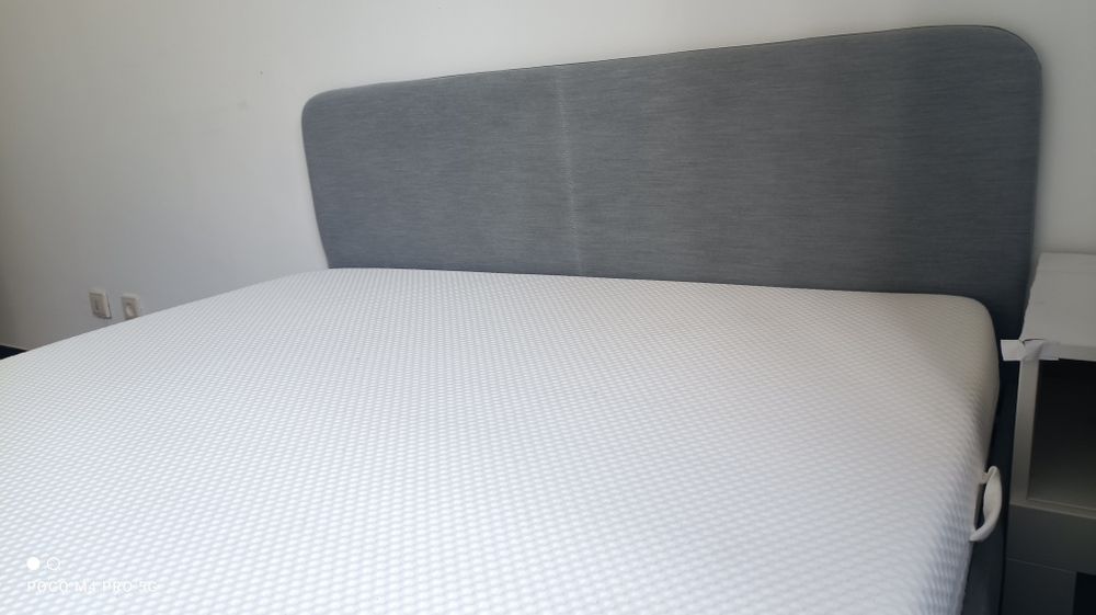Cama de casal IKEA com  colchão e estrado