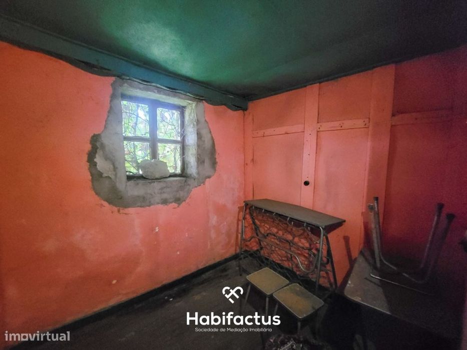 Moradia Isolada T2, para Reconstrução, c/ Varanda e 2 Terrenos á Venda