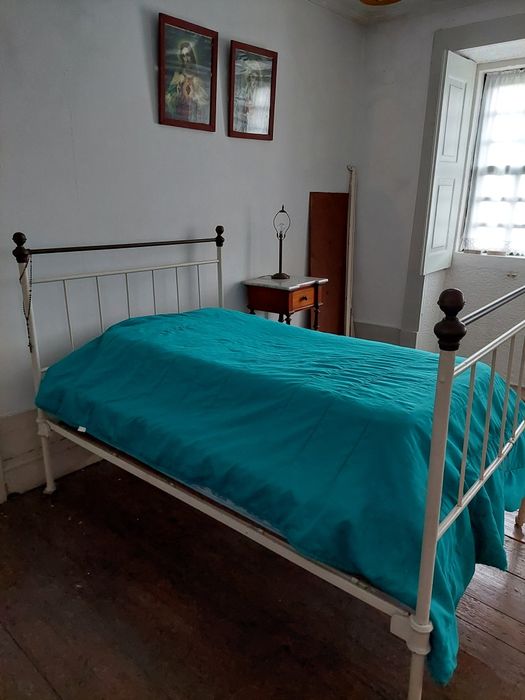 Cama de ferro corpo e meio