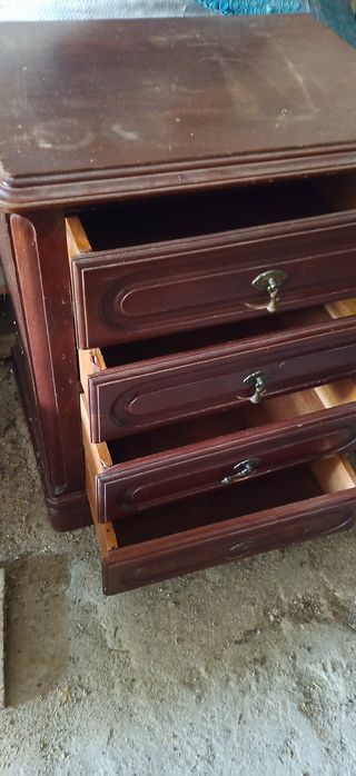 Mesa de cabeceira em madeira