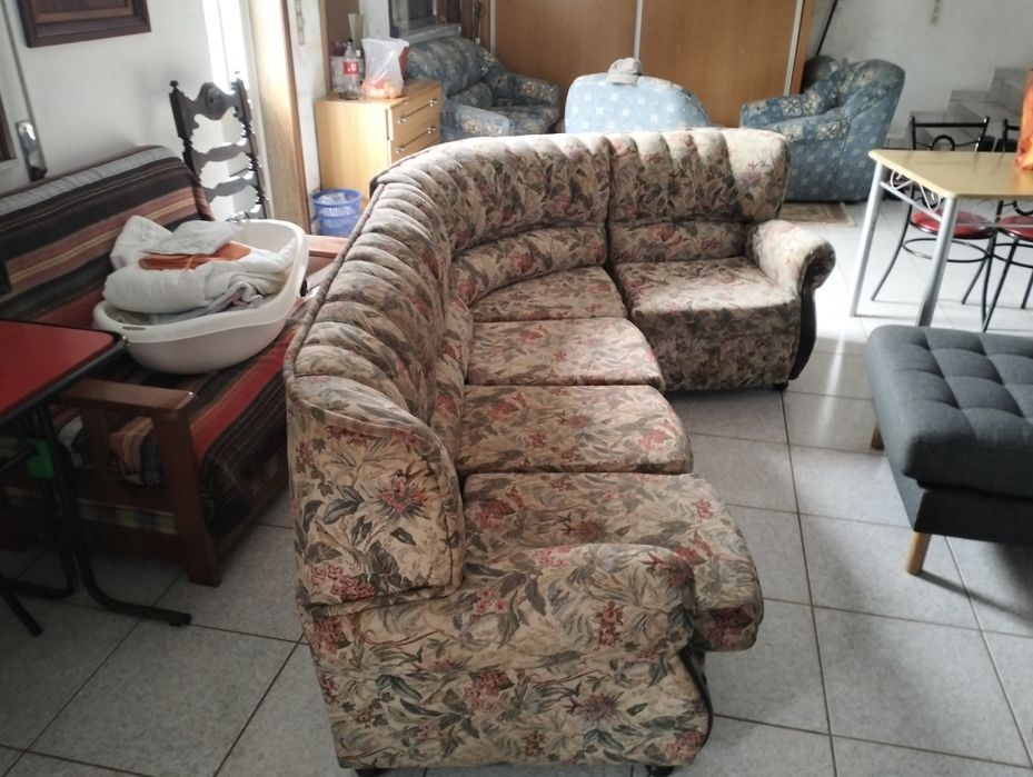 Sofá usado em bom estado , é composto por 3 partes