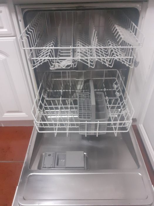 Máquina de lavar loiça bosch impecável a funcionar.