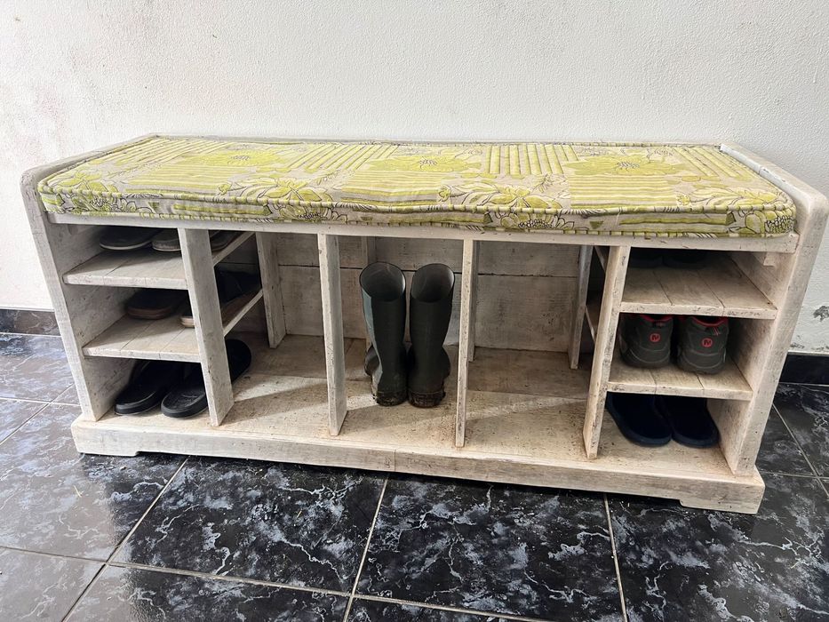 Banco de Madeira com Arrumação para Sapatos e Almofada