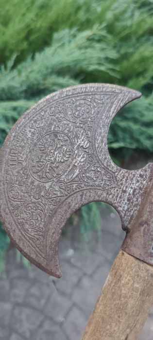 Stary przedmiot dekoracyjny z metalu i drewna – kolekcjonerski