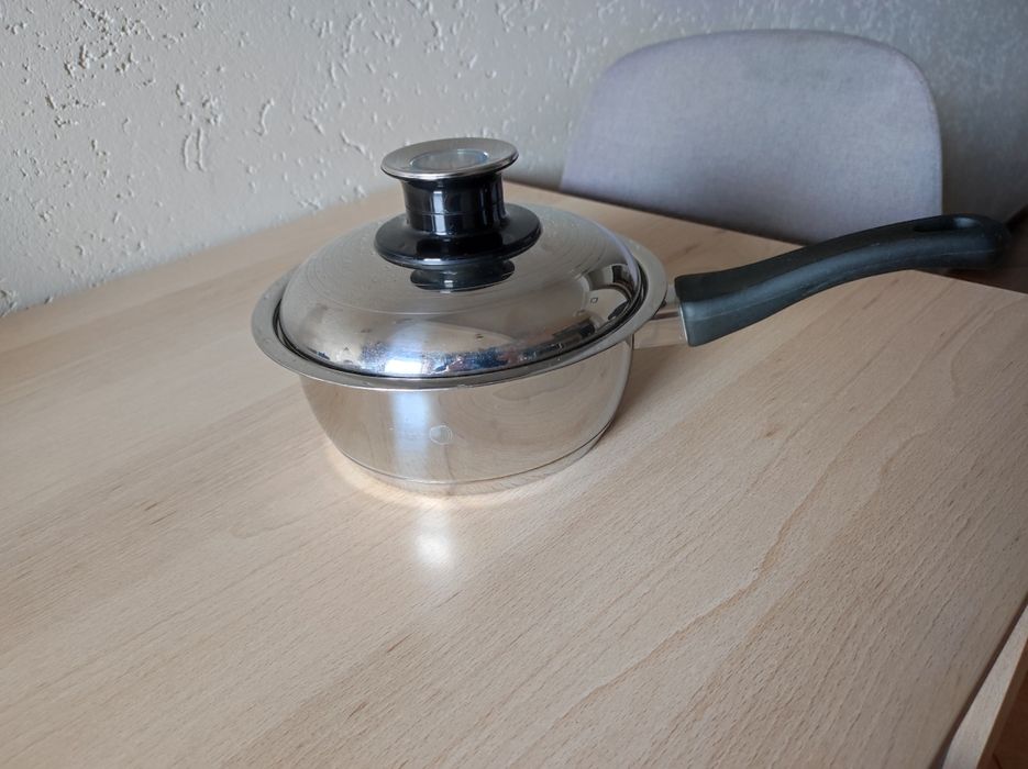 Rondelek z pokrywką.