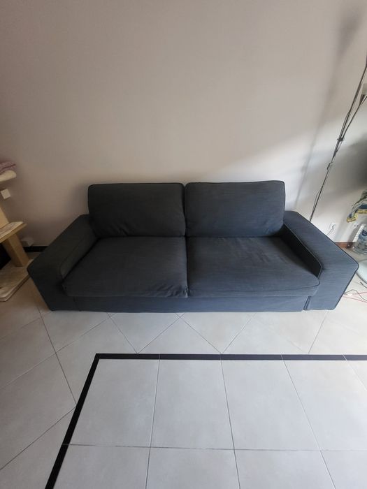 Sofa Kivik 3 lugares + Repousa pés  Antracite